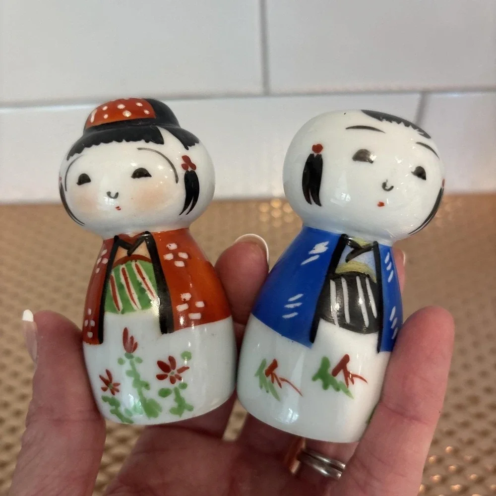 Vtg Retro MCM Kitschy Kokeshi Doll Salt‎ & Pepper Shakers Glaze Made In Japan